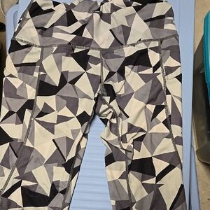 Geometric Patterned Crop Leggings